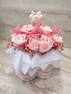 Flower Box Rose Velvet z różowymi kwiatami z wosku w otwartym pudełku serce – widok z góry