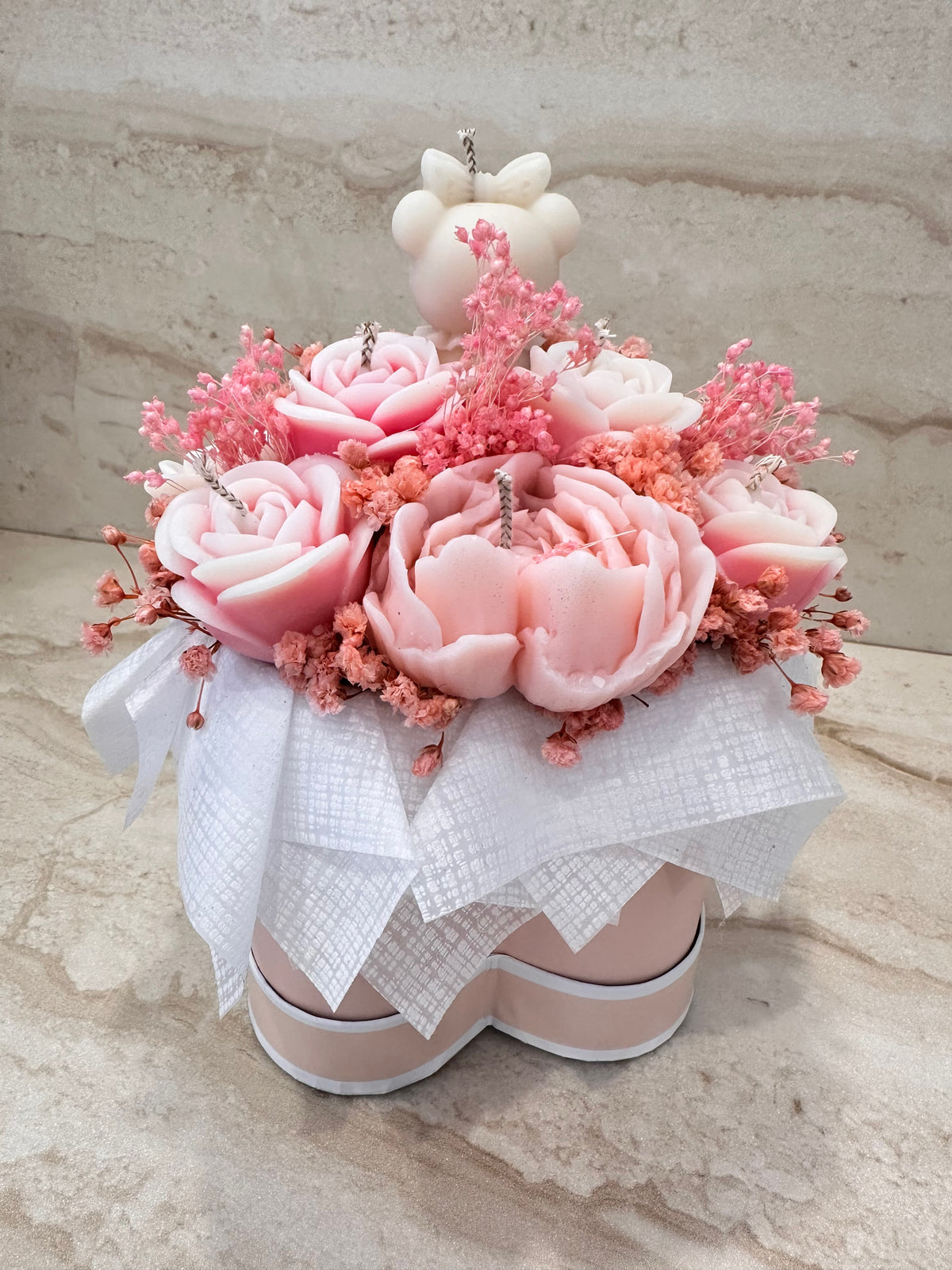 Flower Box Rose Velvet z różowymi kwiatami z wosku w otwartym pudełku serce – widok z góry
