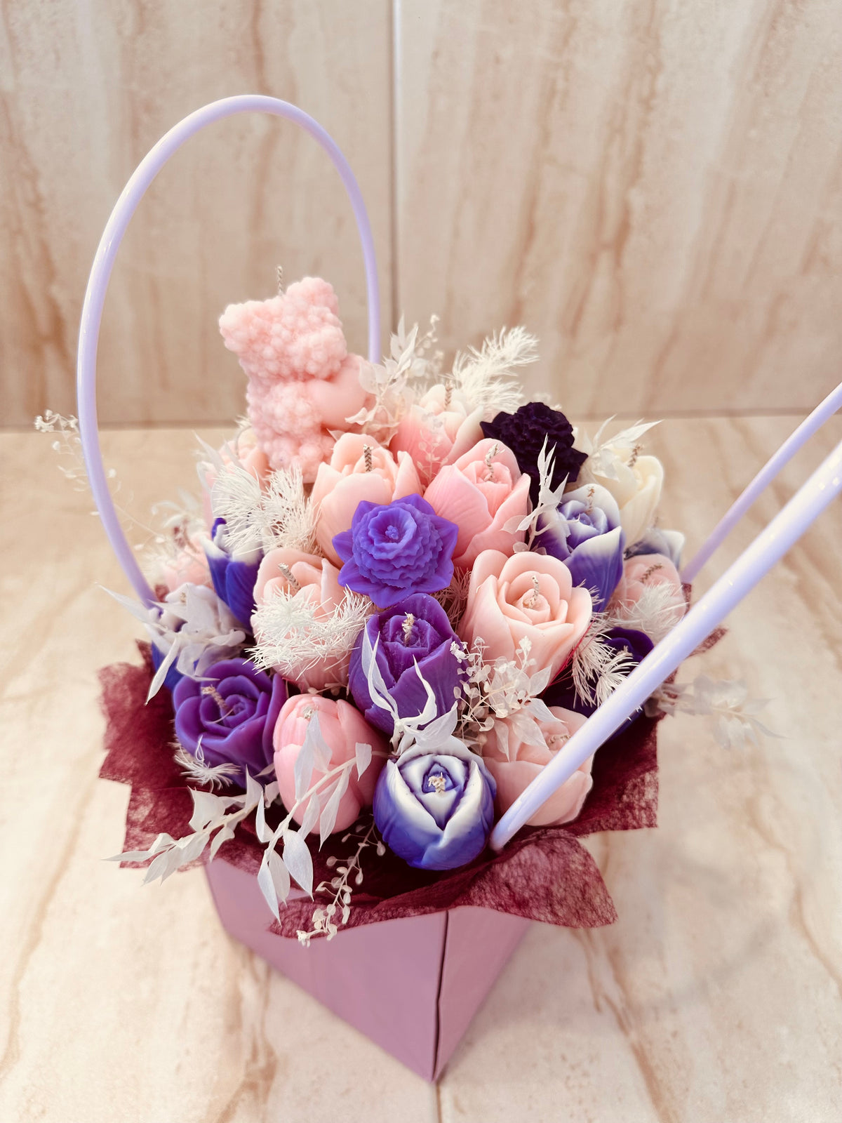 Flower Box XL z dekoracyjnymi kwiatami z wosku i różową świecą w kształcie misia