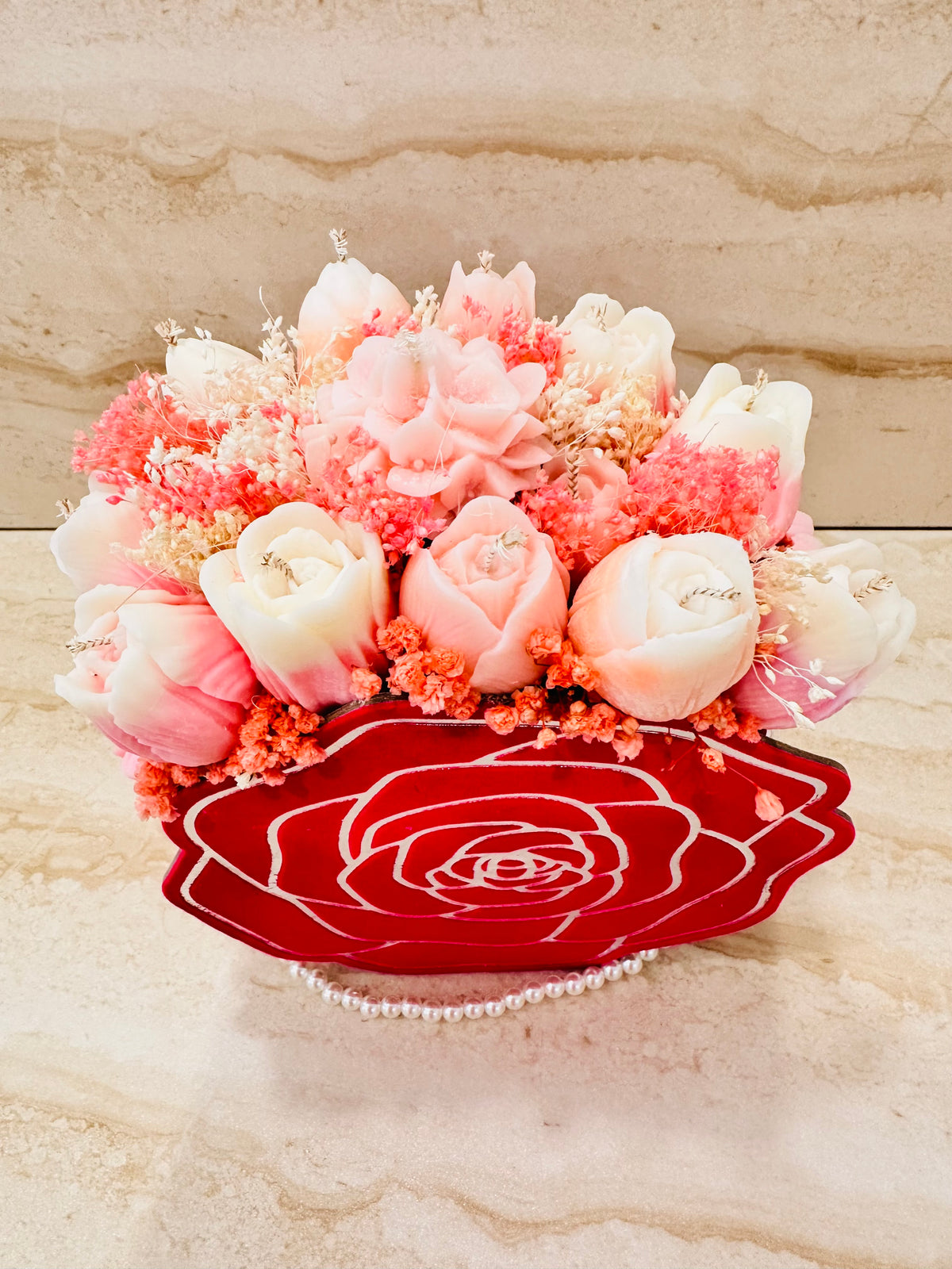 Flower Box w pudełku Róża z różowymi i kremowymi kwiatami z wosku – detal kompozycji