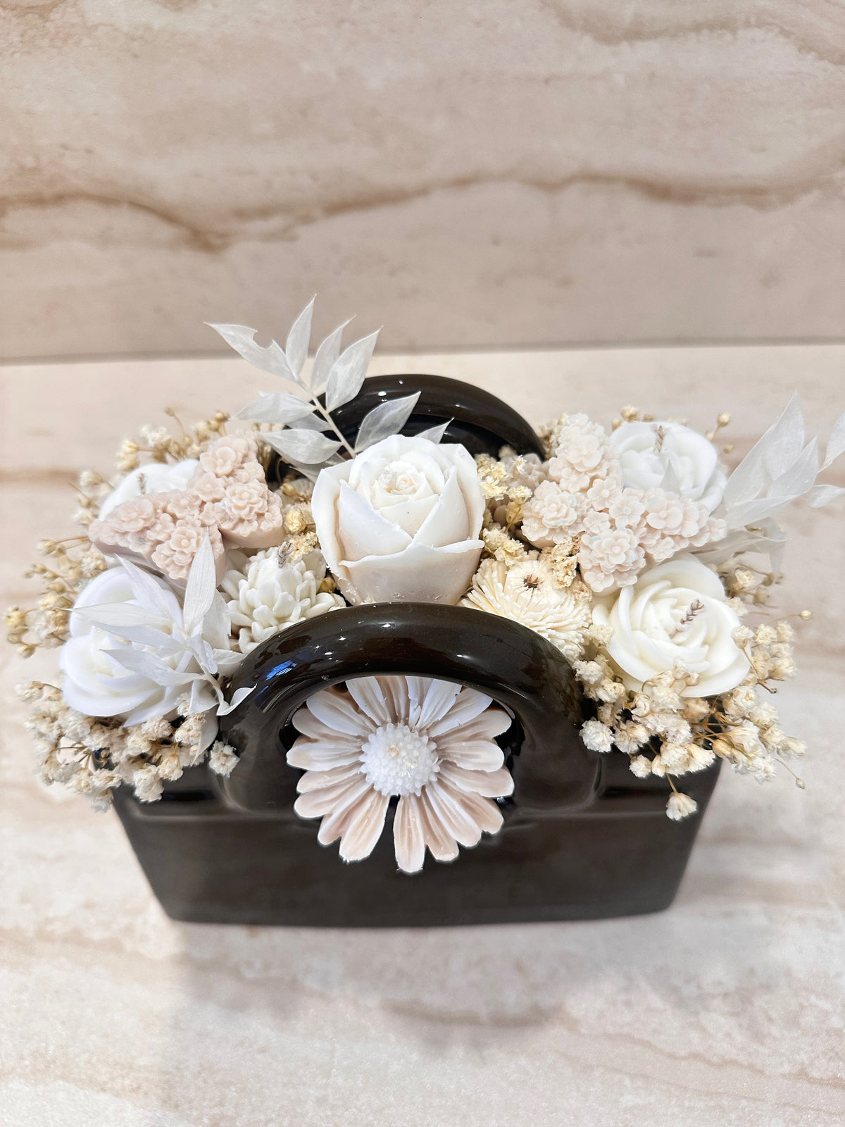 Czarna ceramiczna torebka z bezzapachowym Flower Boxem i kwiatami z wosku – widok z góry i z przodu