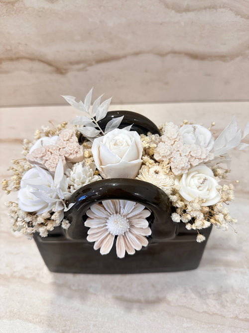 Czarna ceramiczna torebka z bezzapachowym Flower Boxem i kwiatami z wosku – widok z góry i z przodu