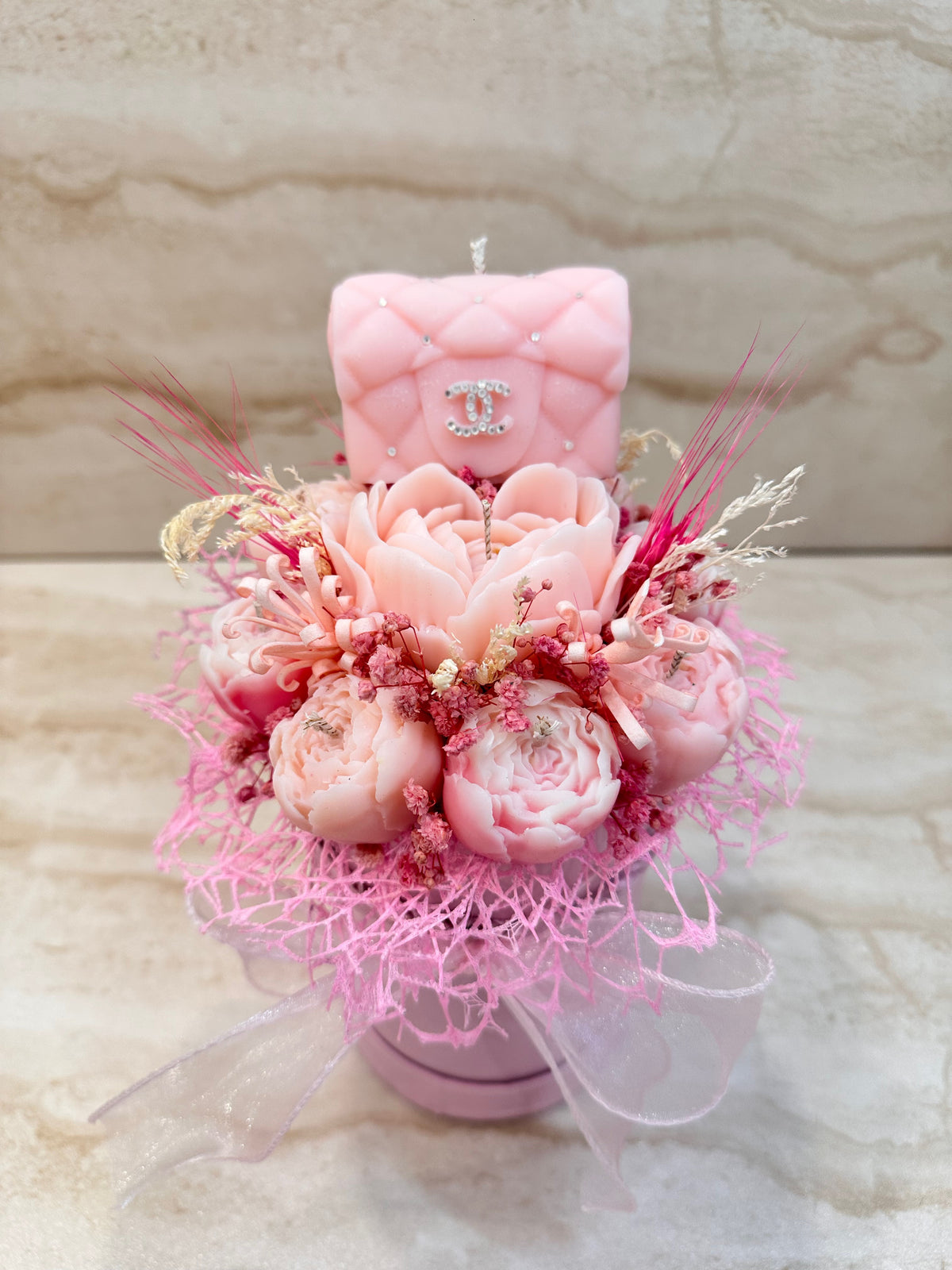 Różowy Flower Box Rose Velvet w pudełku prezentowym z jasną kokardą – pełny widok