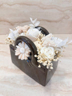 Bezzapachowy Flower Box w czarnej ceramicznej torebce – widok z boku na kwiaty z wosku