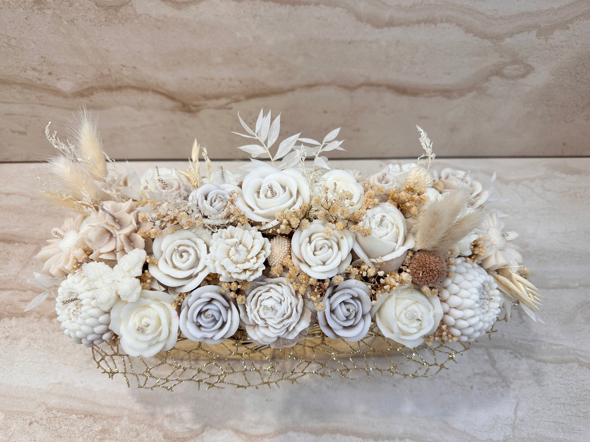 Flower Box z kwiatów z wosku w odcieniach bieli i kremu, ozdobiony złotą siateczką – widok z przodu