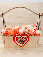 Flower Box w drewnianej skrzynce z czerwonym sercem i kwiatami z wosku – widok z przodu