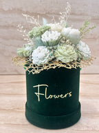 Flower Box Pure Vibe z białymi i pastelowozielonymi kwiatami z wosku w zielonym welurowym pudełku – widok z przodu