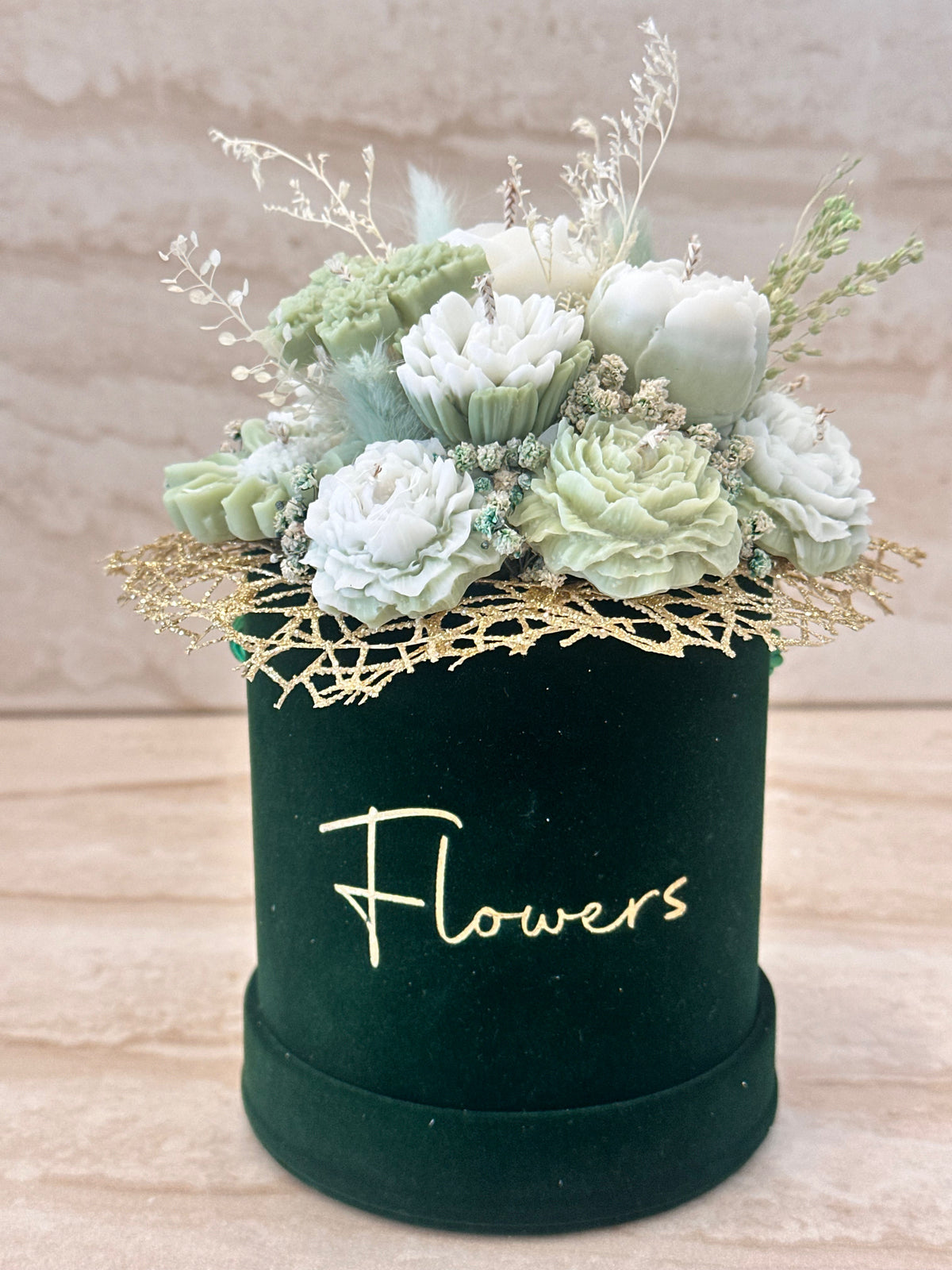 Flower Box Pure Vibe z białymi i pastelowozielonymi kwiatami z wosku w zielonym welurowym pudełku – widok z przodu