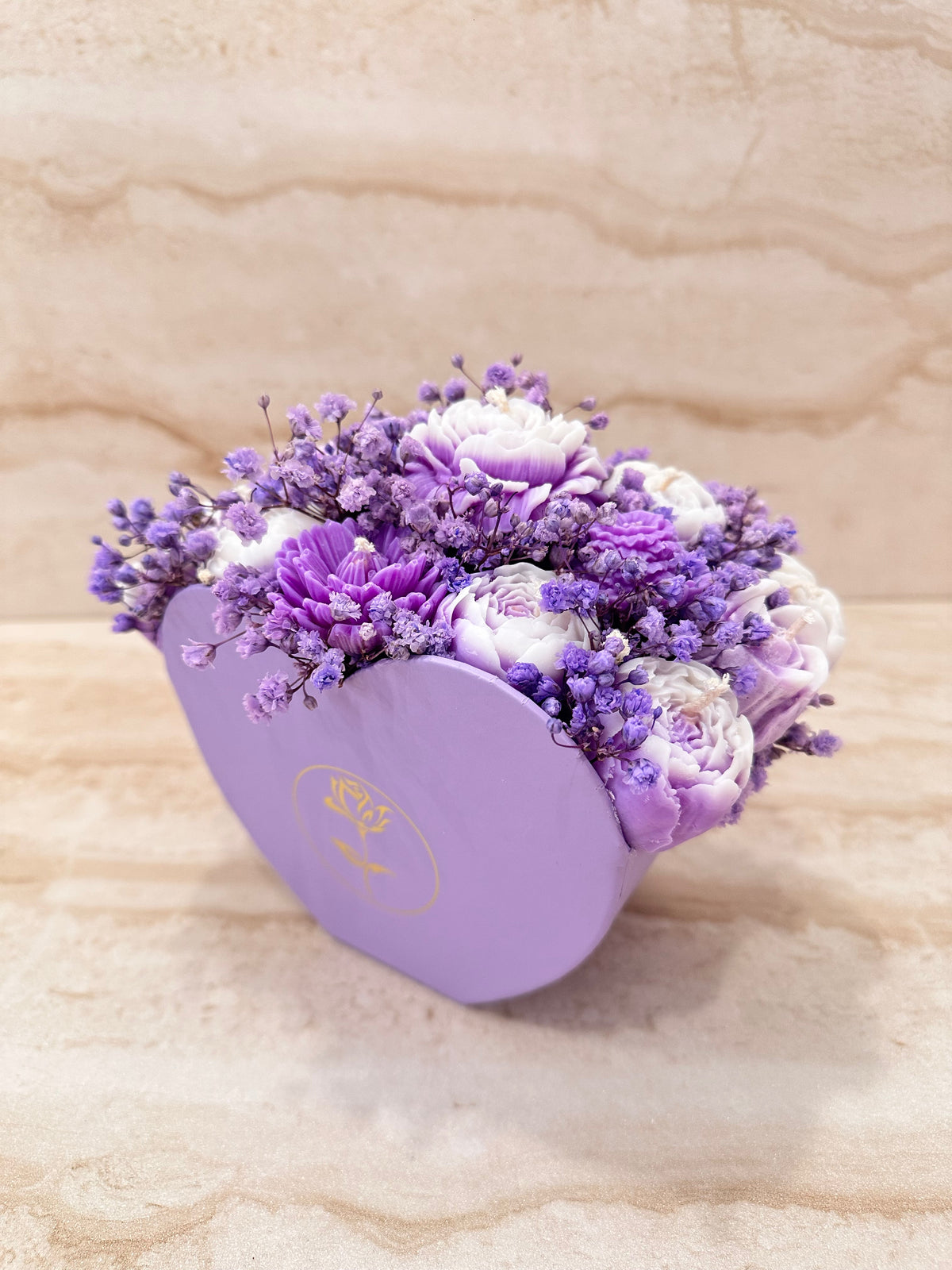 Fioletowy Flower Box serduszko na zamówienie z kwiatami z wosku – widok z boku