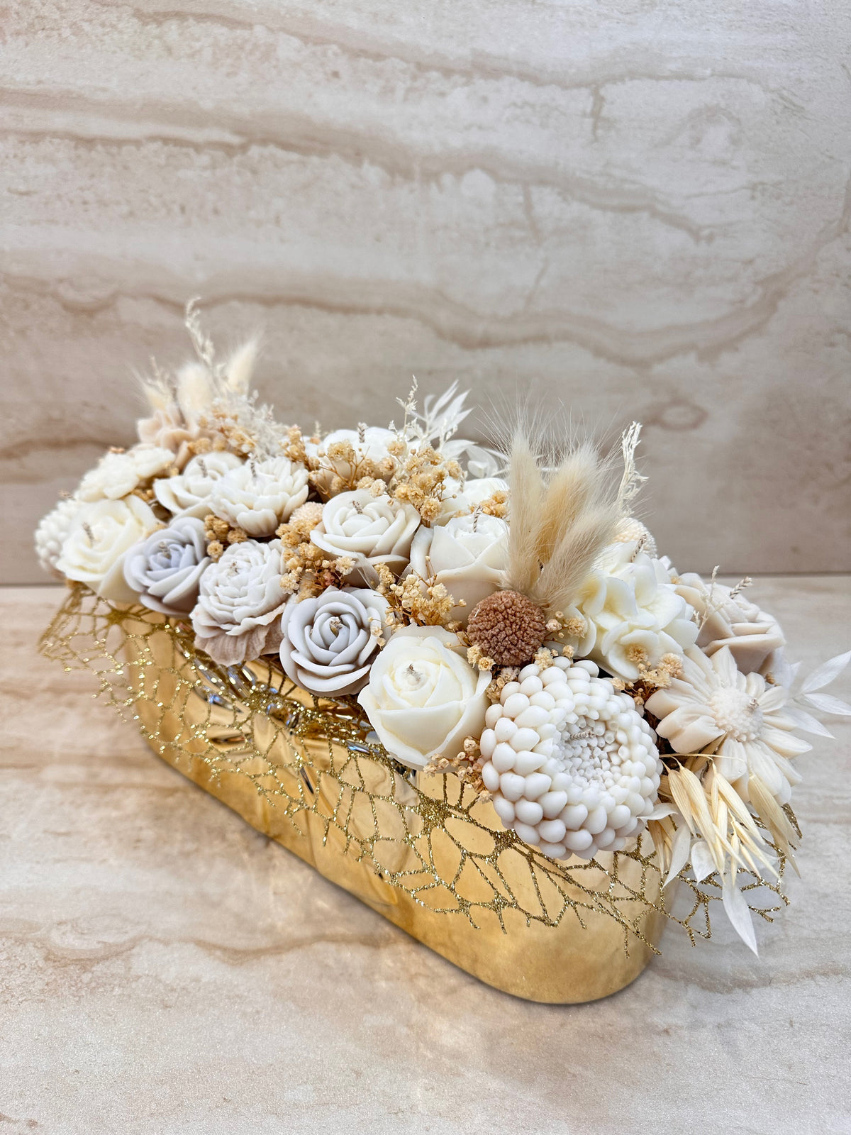 Flower Box z białymi i kremowymi kwiatami z wosku w złotej ceramicznej osłonce – widok z boku