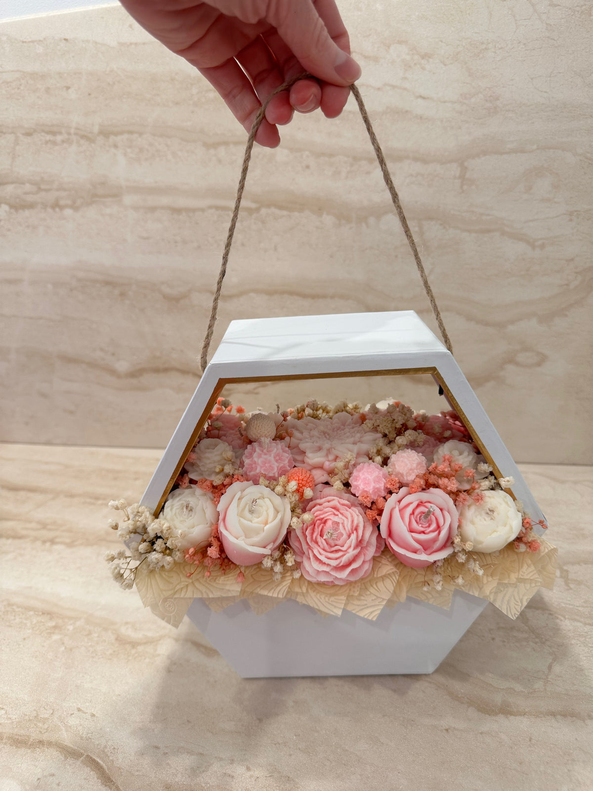 Flower Box z kwiatów z wosku w białym trapezowym pudełku z okienkiem – widok z uchwytem