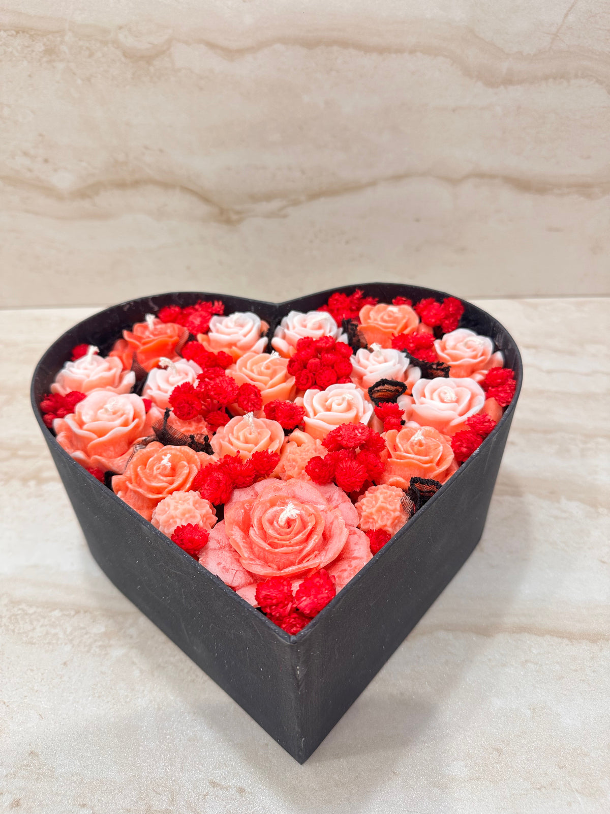 Flower Box serce na zamówienie w czarnym pudełku z kwiatami z wosku – widok z przodu