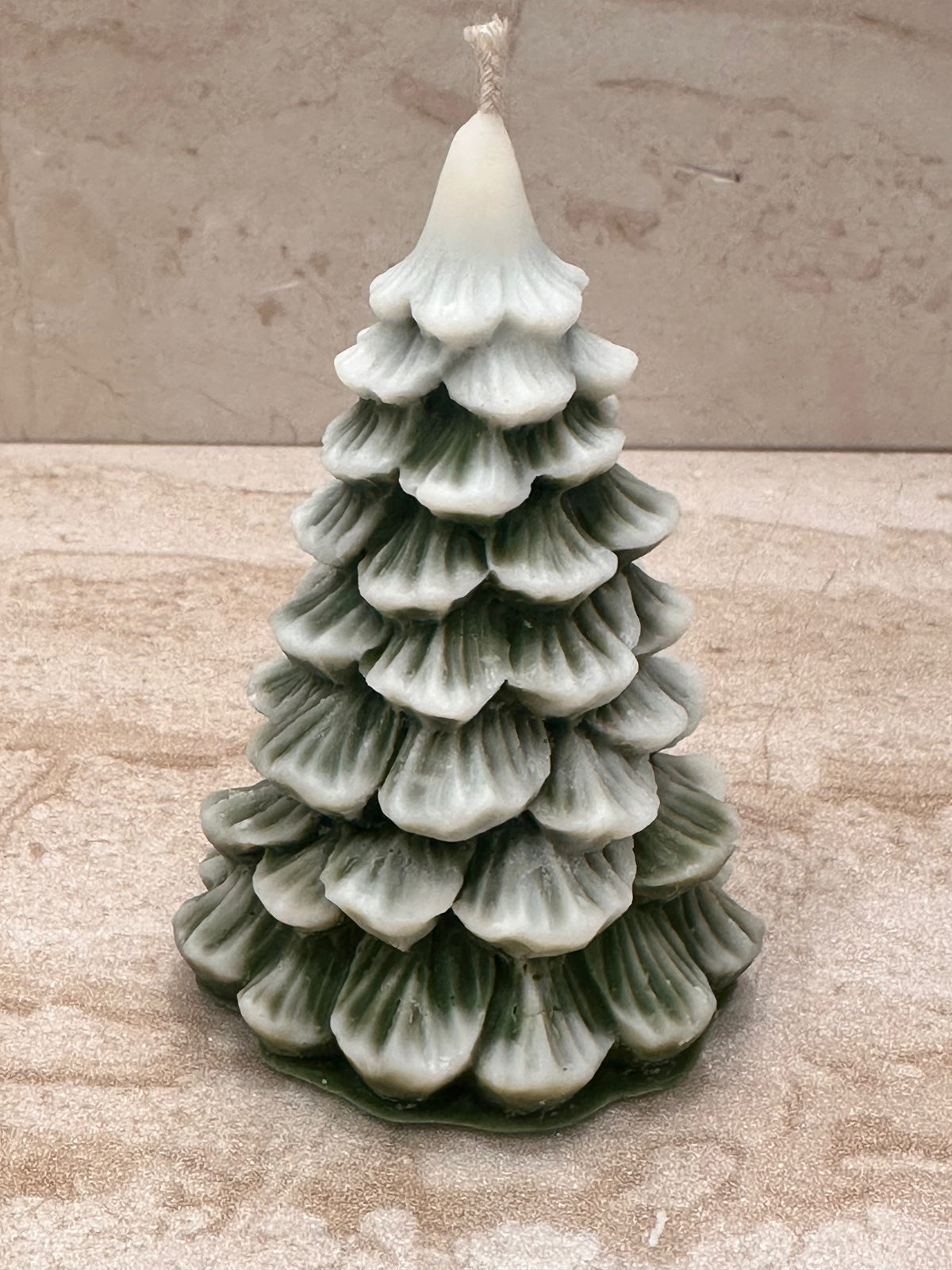 Ręcznie wykonana świeca ozdobna w formie zielono-białej choinki o zapachu Christmas Moments.