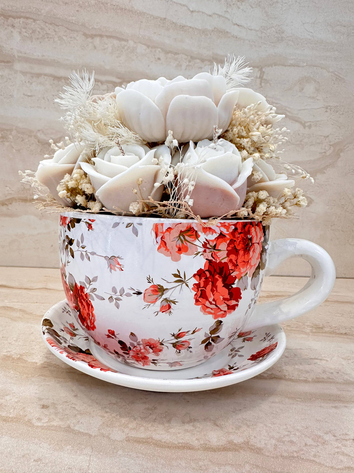 Flower Box Rose Velvet z kremowymi kwiatami z wosku w ceramicznej filiżance w czerwone róże – widok z przodu