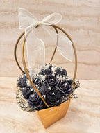 Flower Box Pure Vibe w złotej torebce z czarnymi kwiatami z wosku – widok z boku