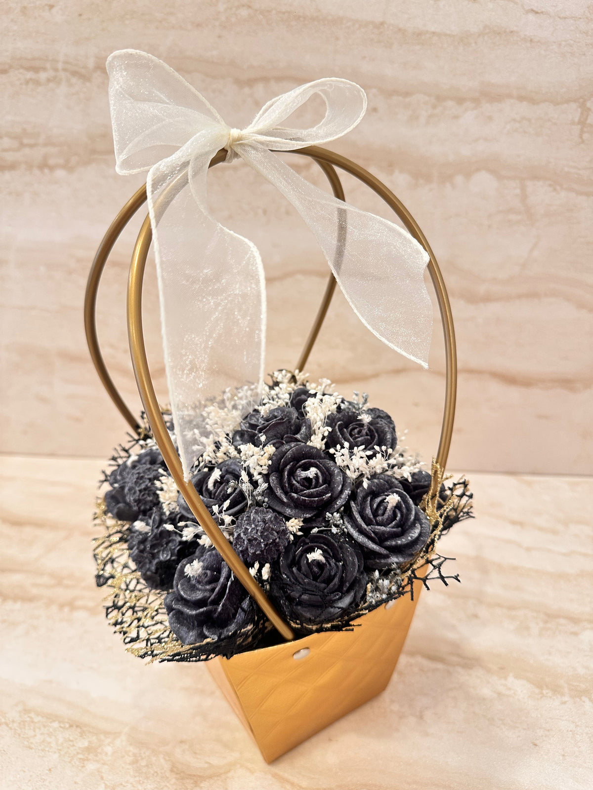 Flower Box Pure Vibe w złotej torebce z czarnymi kwiatami z wosku – widok z boku