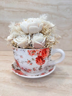 Flower Box Rose Velvet w ceramicznej filiżance z podstawką, ozdobionej czerwonym motywem kwiatowym – widok z boku