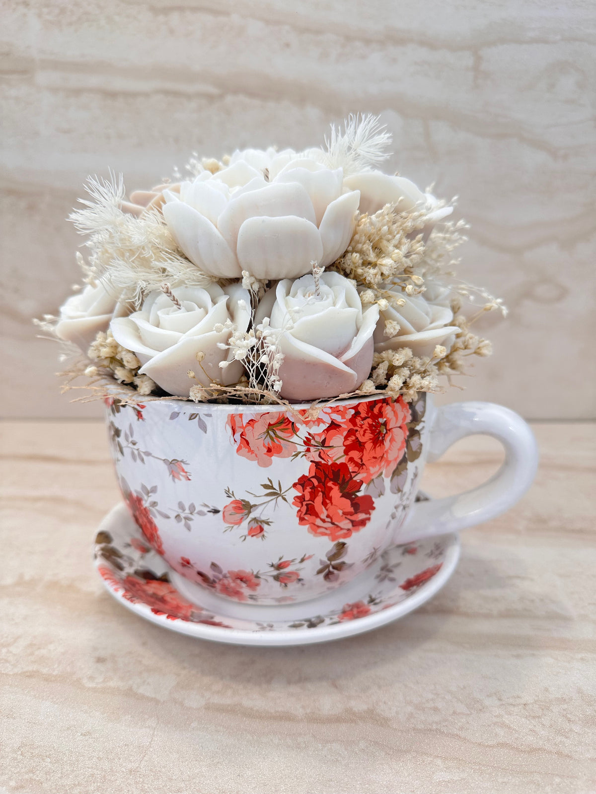 Flower Box Rose Velvet w ceramicznej filiżance z podstawką, ozdobionej czerwonym motywem kwiatowym – widok z boku