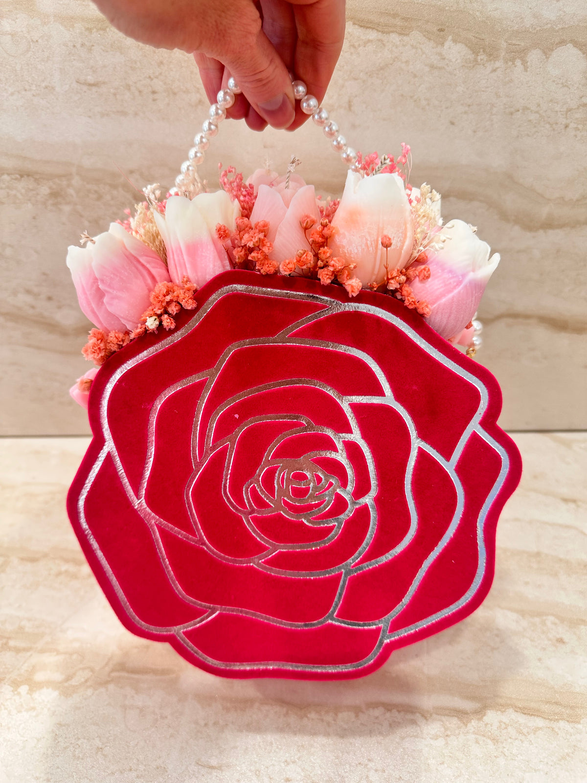 Czerwone pudełko w kształcie róży z Flower Boxem Rose Velvet i perłowym uchwytem