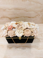 Bezzapachowy Flower Box w czarnej torebce z kwiatami z wosku – widok z góry