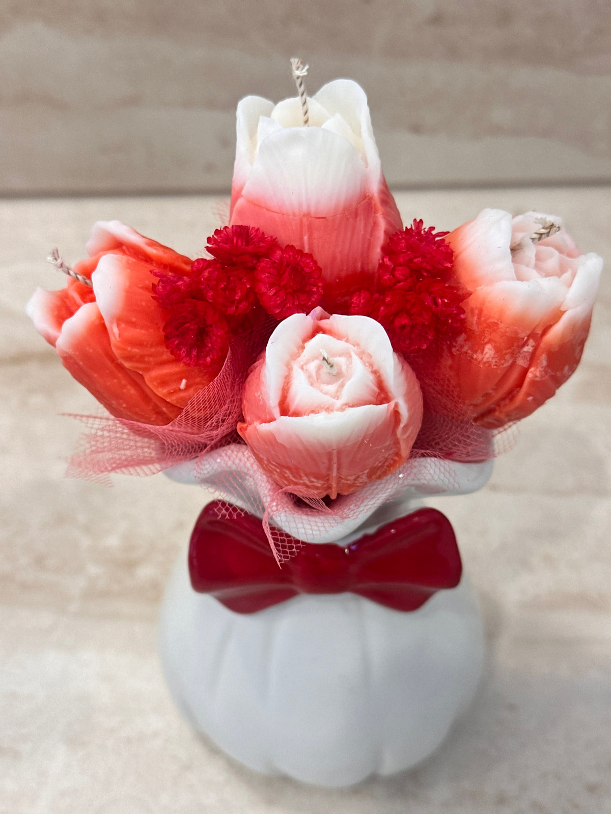 Flower Box Pure Vibe w ceramicznym naczyniu z kompozycją z czerwonych, koralowych i białych kwiatów z wosku