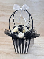 Flower Box w czarno-białej torebce z kwiatów z wosku i białą kokardą – pełny widok