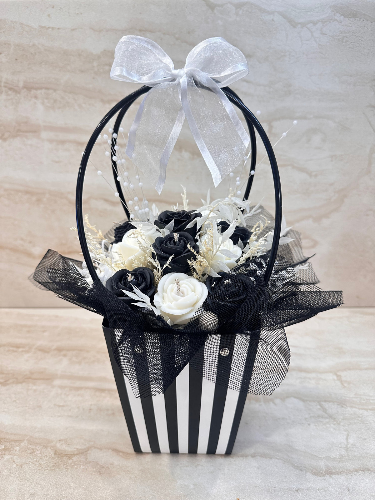 Flower Box w czarno-białej torebce z kwiatów z wosku i białą kokardą – pełny widok