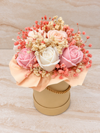 Klasyczny Flower Box z różowymi i kremowymi kwiatami z wosku