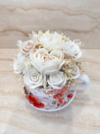 Flower Box Rose Velvet z kremowymi kwiatami z wosku w ceramicznej filiżance – widok z góry