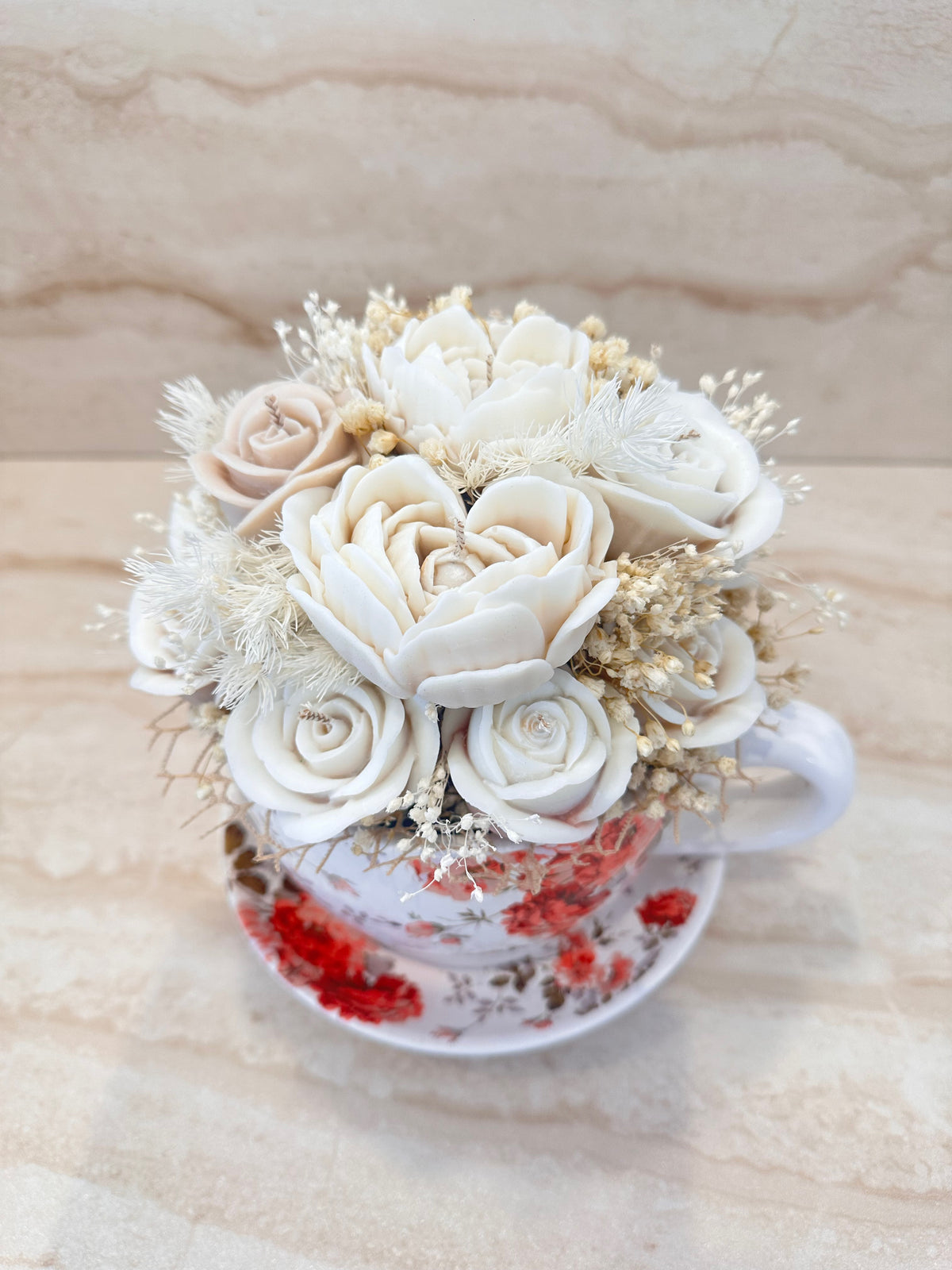 Flower Box Rose Velvet z kremowymi kwiatami z wosku w ceramicznej filiżance – widok z góry