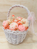 Flower Box Pure Vibe w białym koszyczku wiklinowym z różową kokardą – widok z tyłu