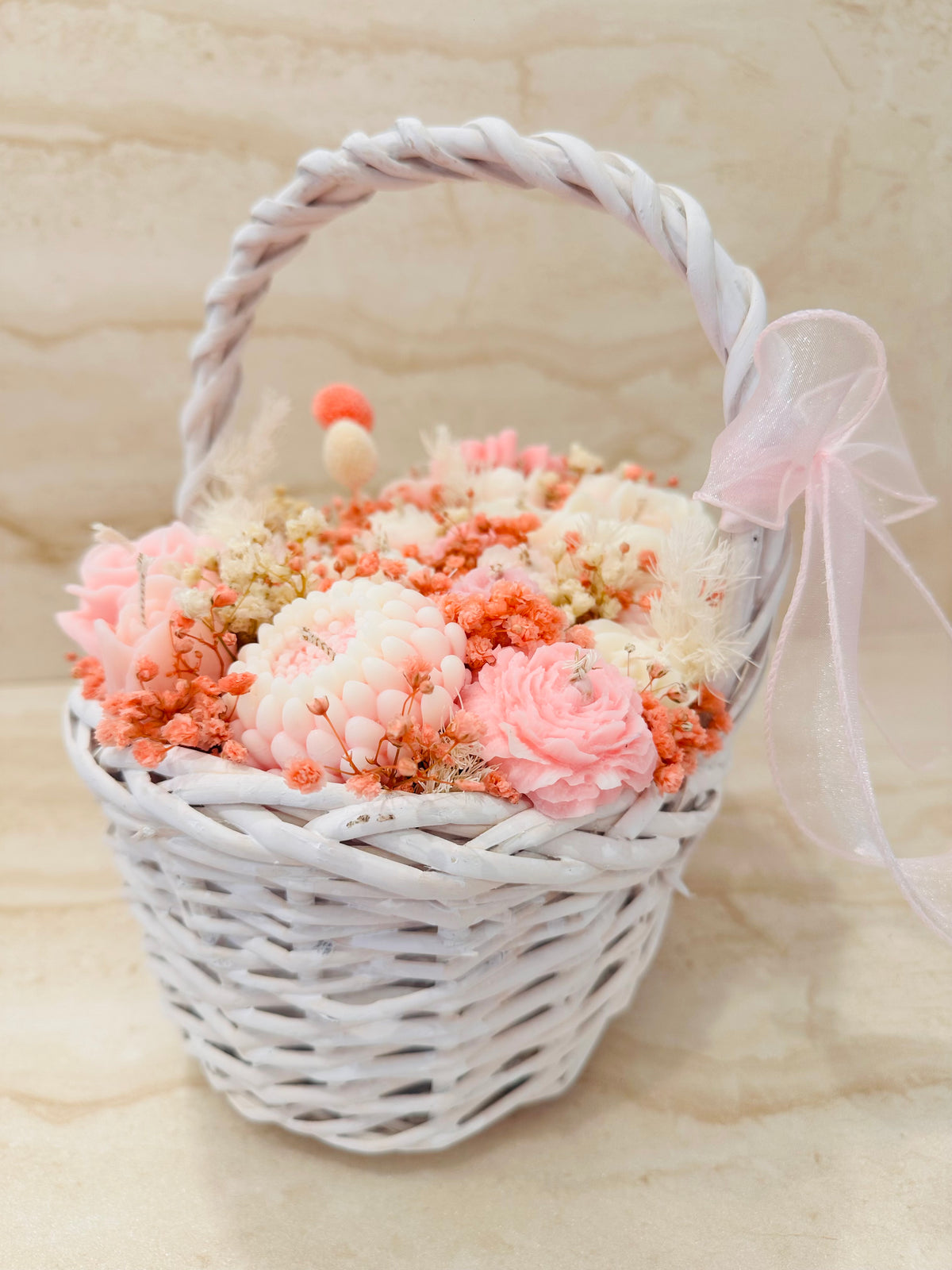 Flower Box Pure Vibe w białym koszyczku wiklinowym z różową kokardą – widok z tyłu